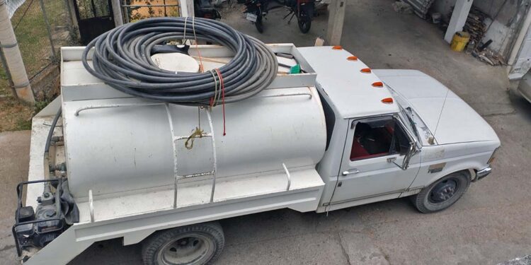 Las pipas que abastecen agua a los habitantes cobran la cantidad de 700 pesos por viaje.