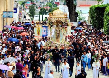 Los festejos incluyeron la elaboración de tapetes multicolores de aserrín y la procesión de la imagen.