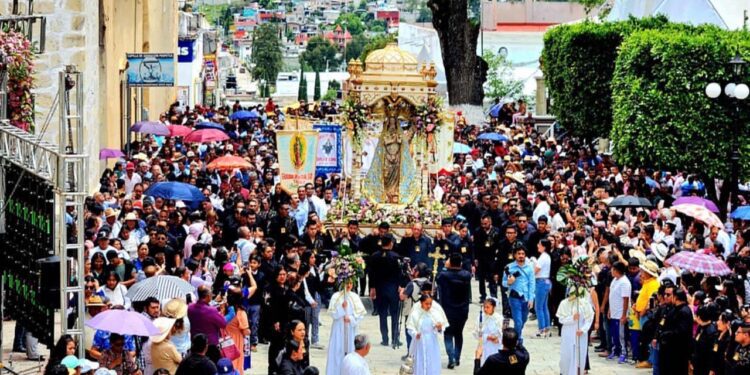 Los festejos incluyeron la elaboración de tapetes multicolores de aserrín y la procesión de la imagen.