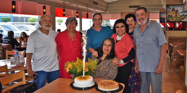 Fotos: cortesía // Los invitados compartieron una deliciosa comida en honor a Martha Brena.