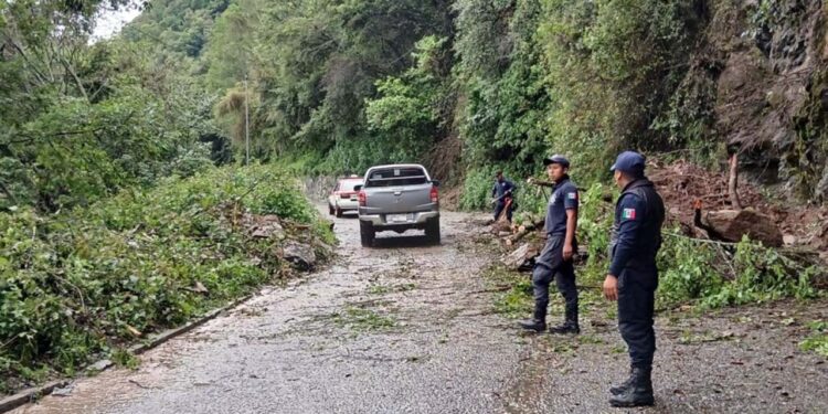Reportan derrumbes y deslaves en las carreteras Huautla -Teotitlán y Huautla-Jalapa de Díaz.
