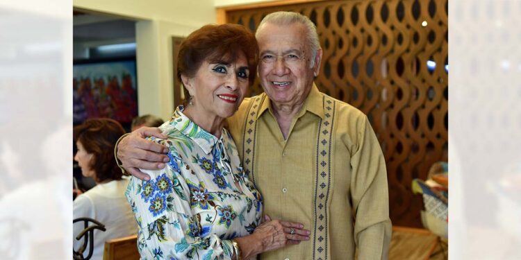 Foto: Rubén Morales // Tethé Villanueva y Álvaro Obregón recibieron las felicitaciones de sus seres queridos por su aniversario.