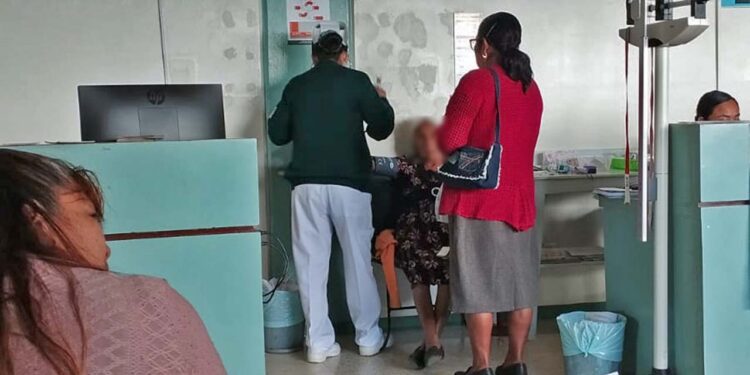 La señora Anastasia Amalia Méndez comentó que cada mes es auxiliada por una de sus hijas y ésta la lleva al hospital.