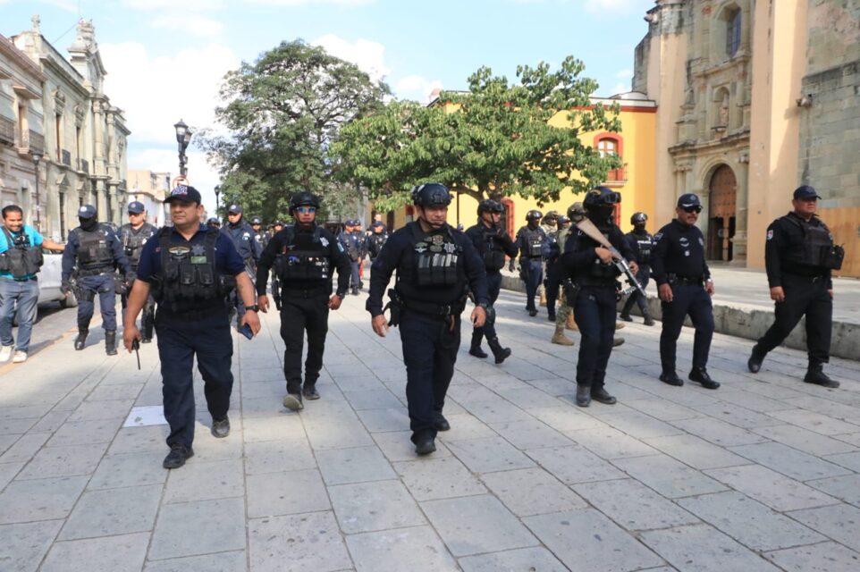 Denuncias de amenazas al 911 llevaron a que la Policía Estatal aplicara un operativo en el zócalo para evitar violencia.