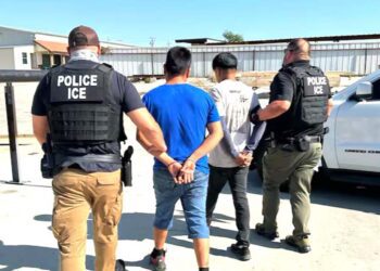 Foto: internet // Agentes del Servicio de Inmigración y Control de Aduanas (ICE), reiniciaron las redadas en Los Ángeles, California.