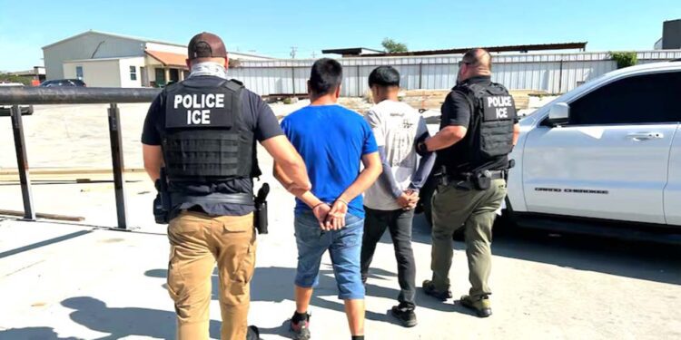 Foto: internet // Agentes del Servicio de Inmigración y Control de Aduanas (ICE), reiniciaron las redadas en Los Ángeles, California.