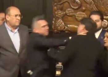¿Congreso o ring? “Alito” Moreno pierde el control y golpea a Fernández Noroña