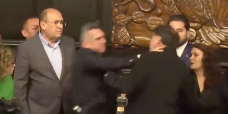 ¿Congreso o ring? “Alito” Moreno pierde el control y golpea a Fernández Noroña