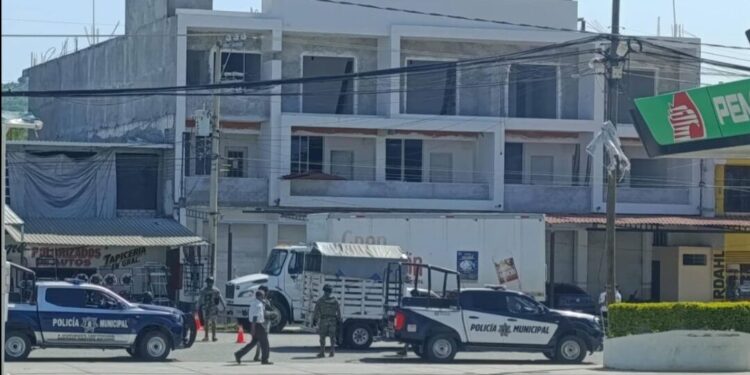 ¡Sangre en el mercado de Pinotepa! Sicarios atacan a balazos a carnicero frente a clientes y comerciantes