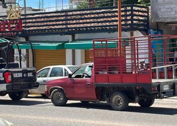 Atienden a joven atropellado.