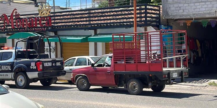 Atienden a joven atropellado.