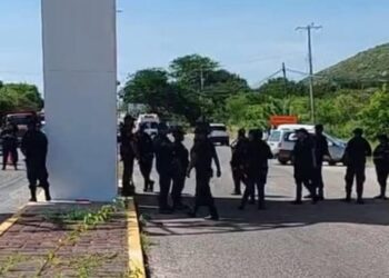 ¡Rebelión policial en Ixtepec! Bloquean carretera y acusan abandono del alcalde