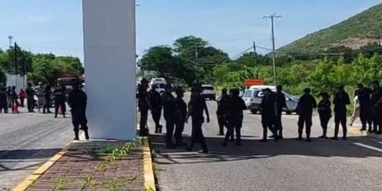 ¡Rebelión policial en Ixtepec! Bloquean carretera y acusan abandono del alcalde