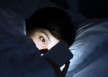 Dormir con el celular en la mano: un hábito que podría costarte la salud mental y física