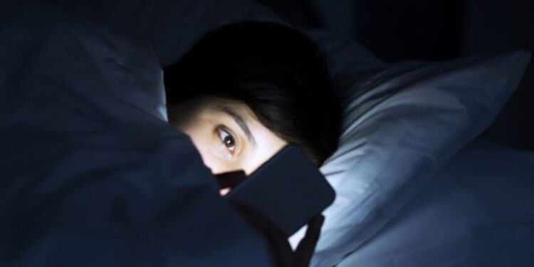Dormir con el celular en la mano: un hábito que podría costarte la salud mental y física