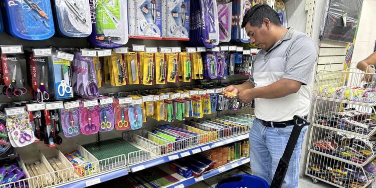 No están en la lista de útiles; ¿cuánto gastarán padres en dispositivos digitales?