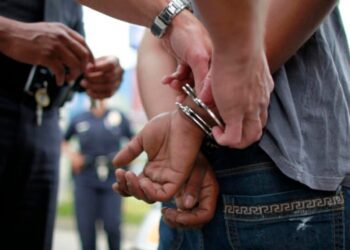 Chamacos protagonizan asalto en taquería de Salina Cruz con pistola de balines y navaja