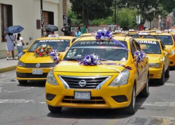 Fotos: Jesús Santiago // Taxistas con sus familias y unidades desfilaron por las calles de la ciudad de Oaxaca para celebrar a los ruleteros oaxaqueños.