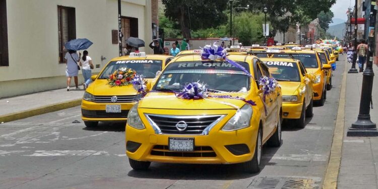 Fotos: Jesús Santiago // Taxistas con sus familias y unidades desfilaron por las calles de la ciudad de Oaxaca para celebrar a los ruleteros oaxaqueños.