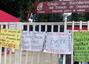 Con mantas y pancartas, las y los manifestantes exigieron la destitución de directivos por falta de respuesta a sus demandas.