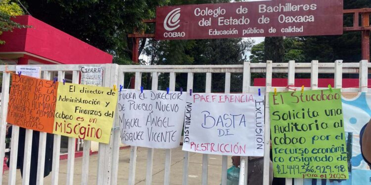 Con mantas y pancartas, las y los manifestantes exigieron la destitución de directivos por falta de respuesta a sus demandas.