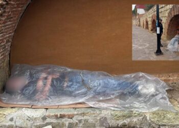 ¿El bello durmiente? ¡Falsa alarma en Xochimilco: pensaban que era un cadáver; solo echaba un coyotito!