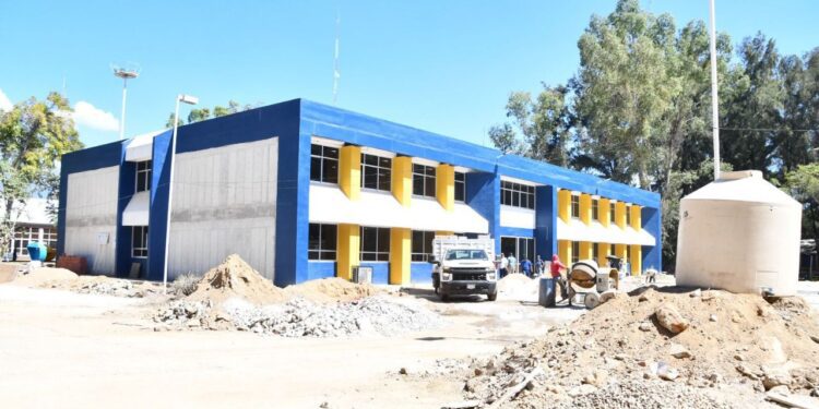Mantenimiento y crecimiento de infraestructura, reducción de deuda en 3er. año del rector Cristian Carreño.