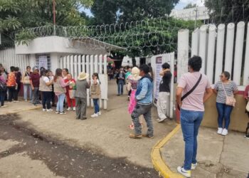 Largas filas en la delegación de Sebien  para Pensiones de Mujeres bienestar