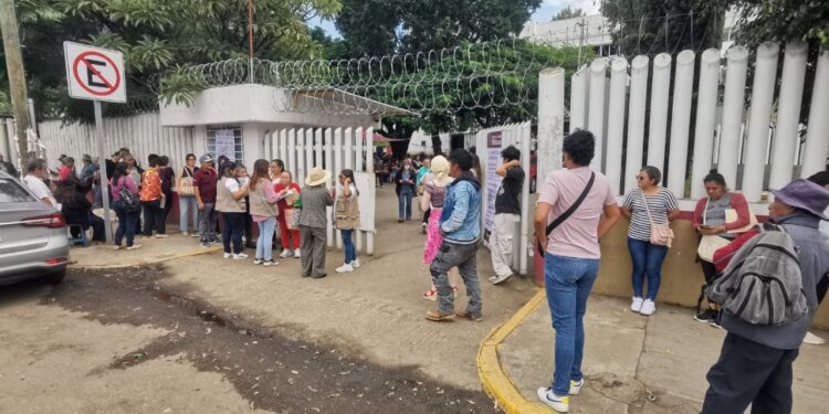 Largas filas en la delegación de Sebien  para Pensiones de Mujeres bienestar