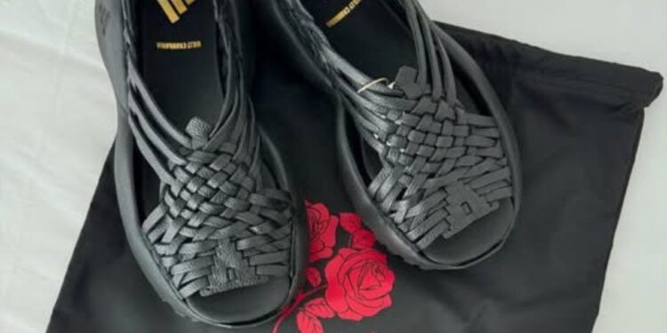 Un día después, se suma Seculta a ola de rechazo a Oaxaca Slip On