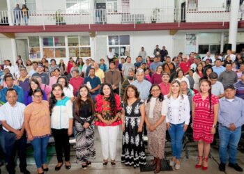 Xoxocotlán fortalece economía local con entrega de licencias y cédulas comerciales