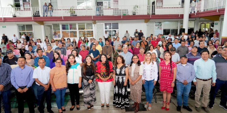 Xoxocotlán fortalece economía local con entrega de licencias y cédulas comerciales