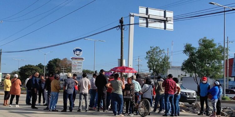 No inicia el paso a desnivel de Viguera y hay esbozo de protesta