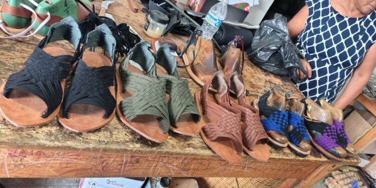 Adidas tendrá que ofrecer disculpas públicas a la población por la apropiación de uno de los huaraches tradicionales de la comunidad.
