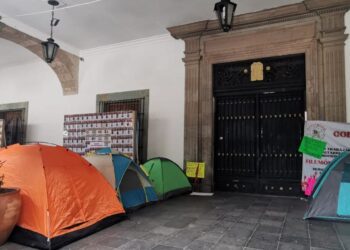 Amanecen el plantón en el zócalo sindicalizados de Telebachillerato