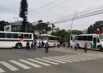 Desalojo violento a trabajadores del Telebachillerato por la policía