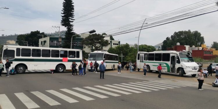 Desalojo violento a trabajadores del Telebachillerato por la policía