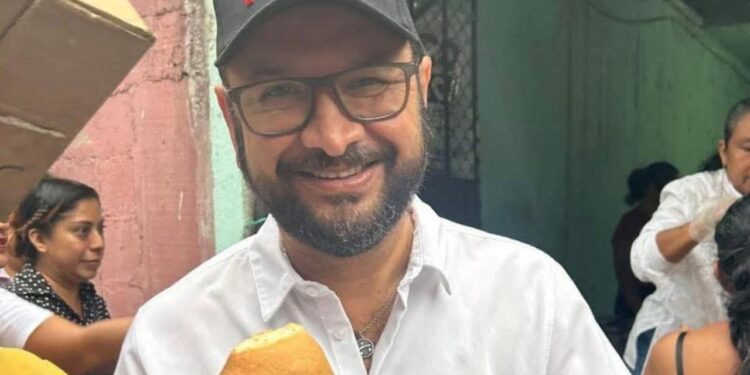 Ofrece diputado Paco Niño pan “pa’l susto” tras sismo