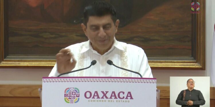 Burócratas de Oaxaca recuperan sus plazas