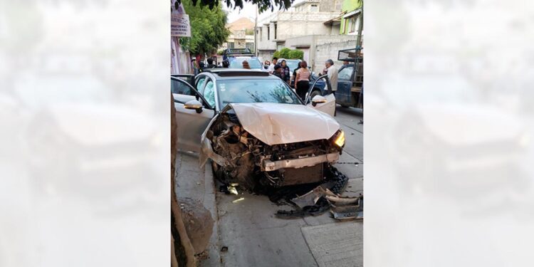 El accidente dejó daños materiales de consideración y un lesionado.