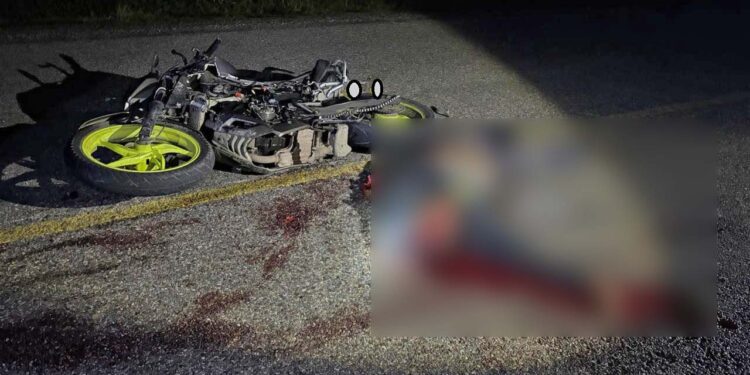 El cuerpo del motociclista fue trasladado al Servicio Médico Forense.