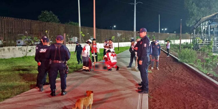 El niño quedó inconsciente y fue trasladado al hospital.