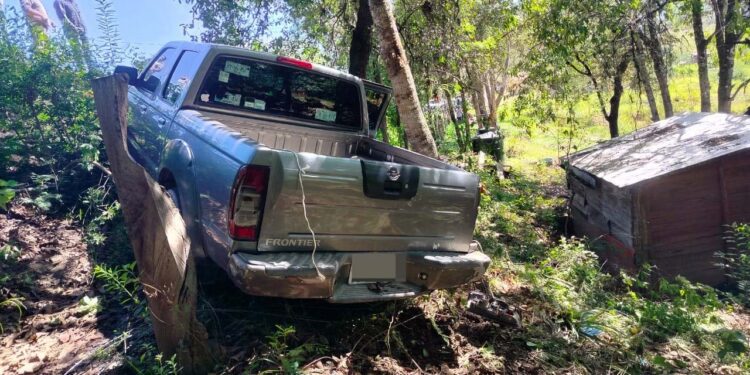 El vehículo siniestrado fue una camioneta Nissan pickup, modelo 2006, color gris.