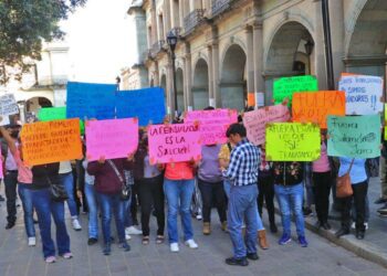 Foto: Adrián Gaytán // Empleados del Gobierno del Estado despedidos por el Decreto número 24, serán reubicados, anunció este martes el gobernador Salomón Jara Cruz.