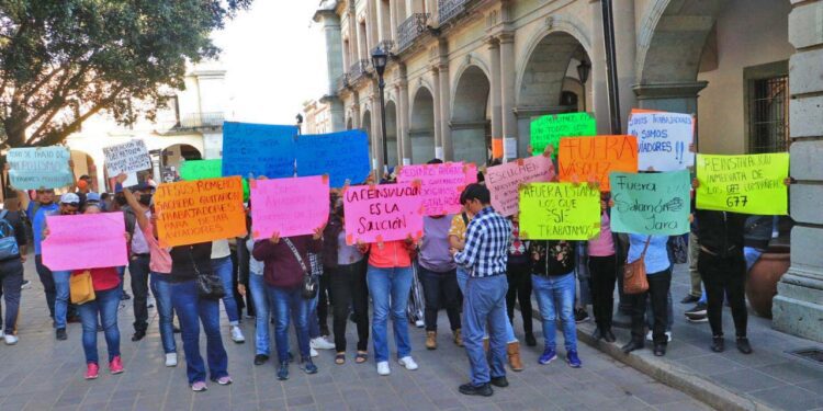 Foto: Adrián Gaytán // Empleados del Gobierno del Estado despedidos por el Decreto número 24, serán reubicados, anunció este martes el gobernador Salomón Jara Cruz.