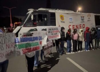 Foto: internet // Encapuchados, estudiantes normalistas bloquean el crucero de Fonapas.