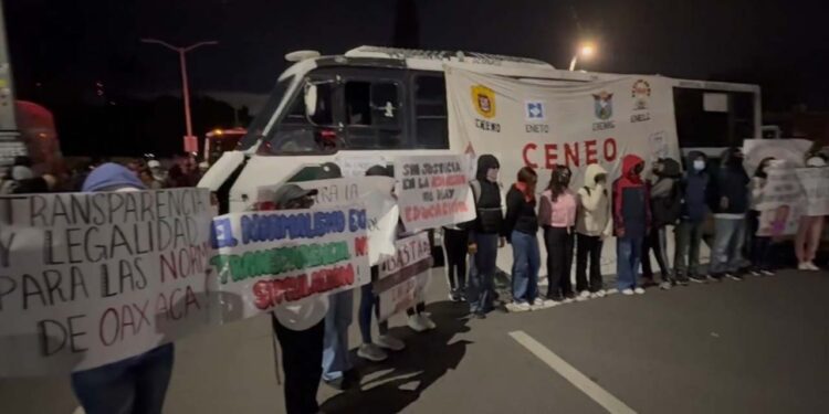 Foto: internet // Encapuchados, estudiantes normalistas bloquean el crucero de Fonapas.