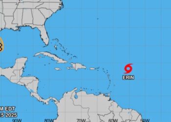 Bastó un día para que Erin pasará a huracán categoría 5