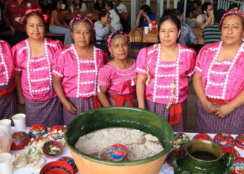 Foto: Adrián Gaytán // Este viernes se inauguró en la Plaza de la Danza la XVIII Feria del Tejate y el Tamal, donde participan mujeres productoras de San Andrés Huayápam.