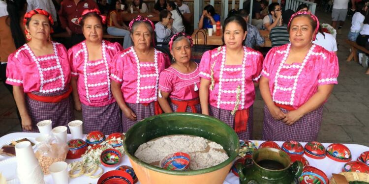 Foto: Adrián Gaytán // Este viernes se inauguró en la Plaza de la Danza la XVIII Feria del Tejate y el Tamal, donde participan mujeres productoras de San Andrés Huayápam.